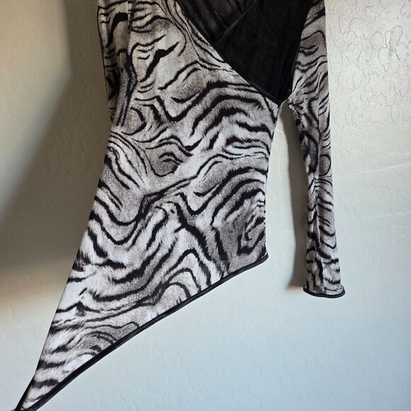 Joseph Ribkoff Sheer Mesh Animal Print Asymmetrical Hem Top Sz 6 Grey/Black Y2K - Picture 4 of 9